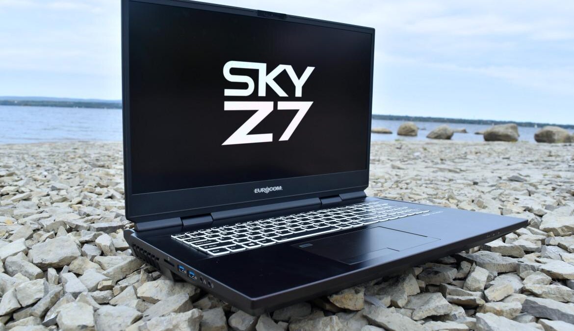 Ноутбук Eurocom Sky 77 на каменистом берегу, мощная игровая платформа в кадре