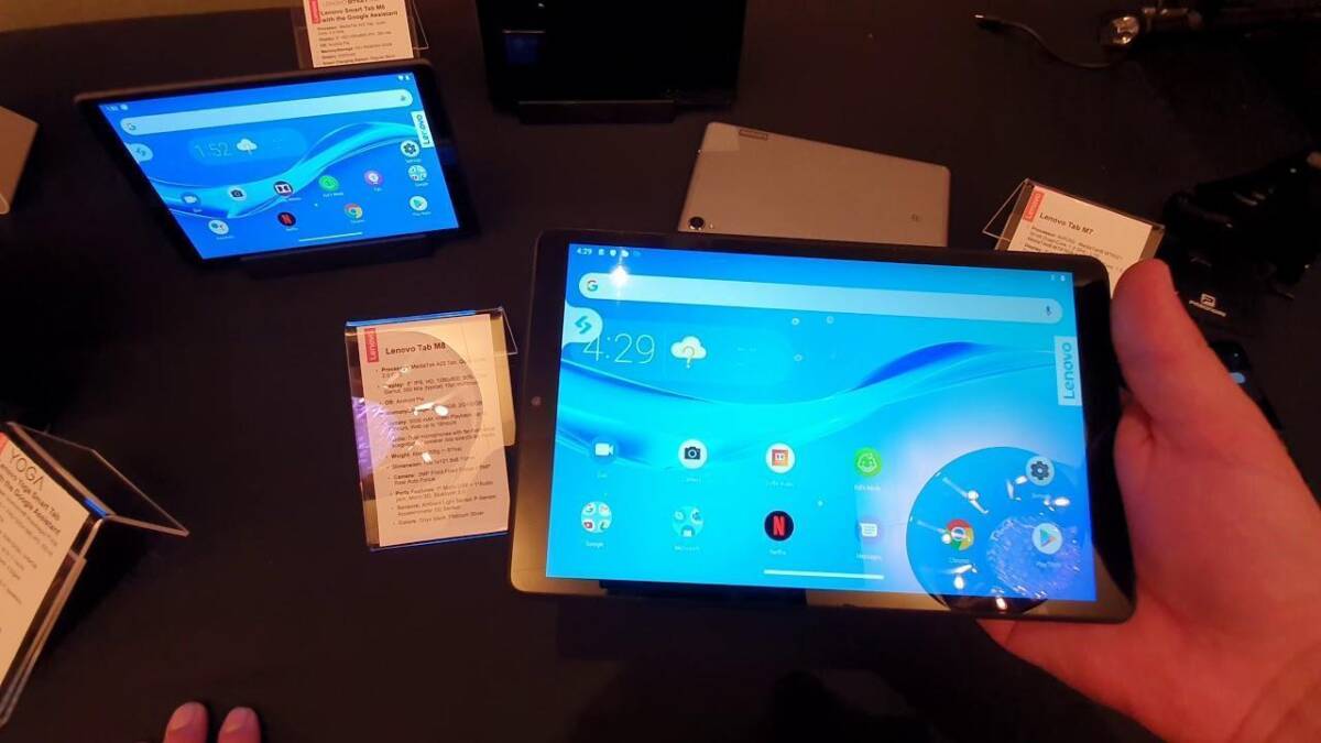 Планшет Lenovo Tab M8 в руке с интерфейсом Android