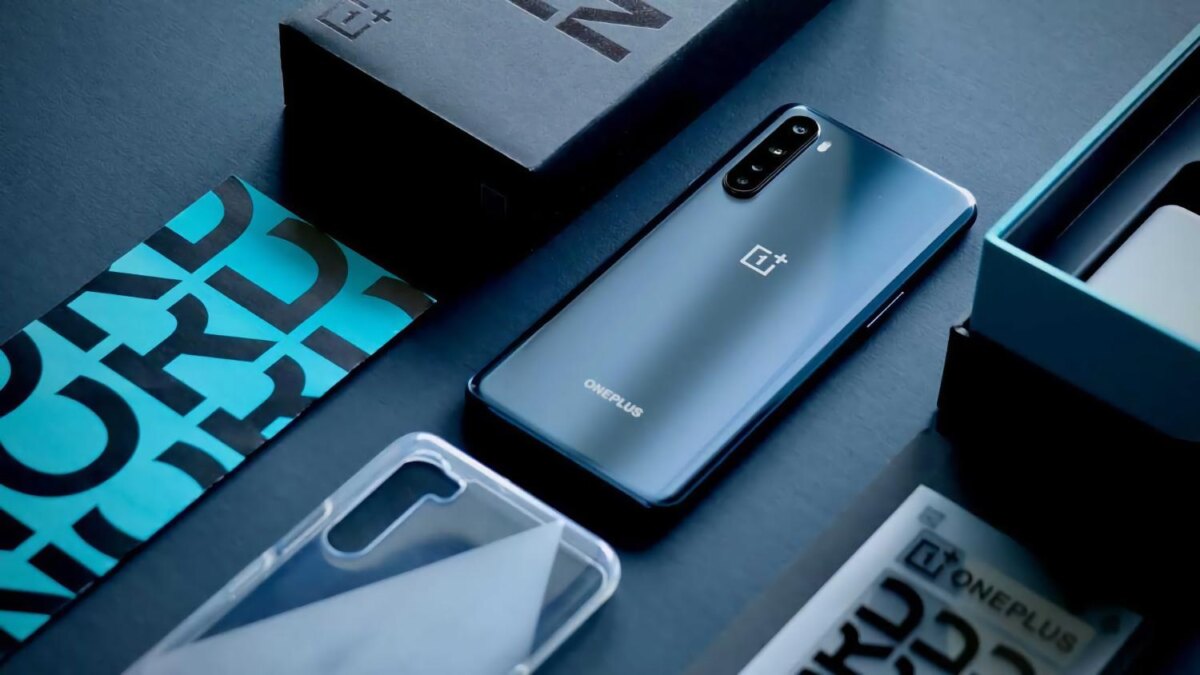 Задняя панель OnePlus Nord 2 с тремя камерами и модулем вспышки
