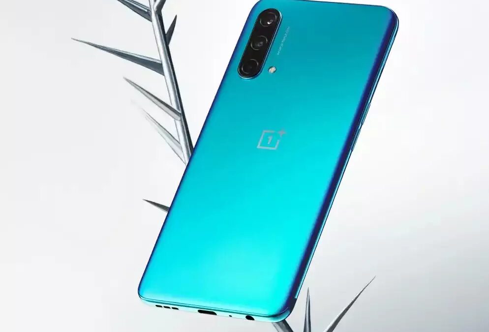 Задняя часть смартфона OnePlus Nord CE с тремя камерами