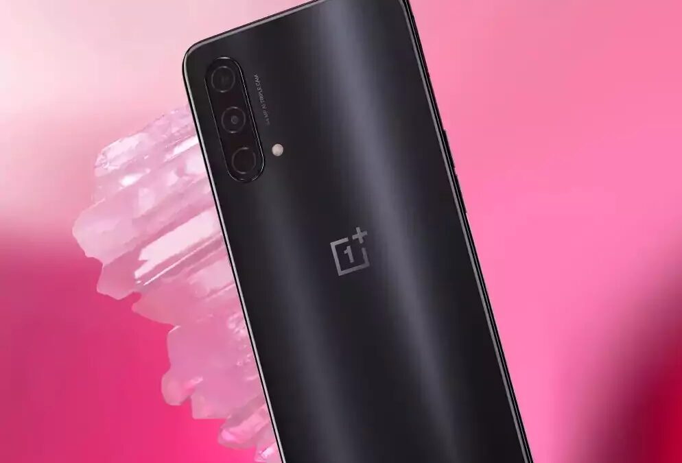 Задняя панель смартфона OnePlus Nord CE черного цвета с тройной камерой