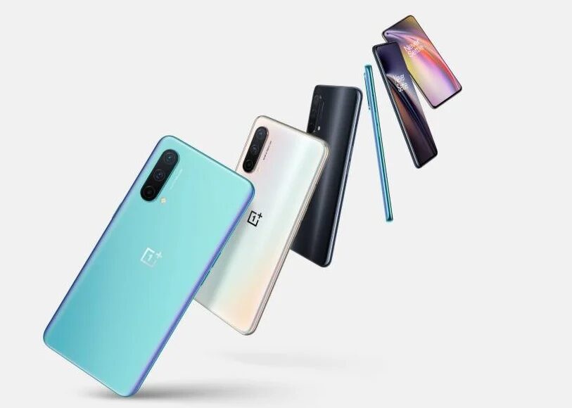 Несколько смартфонов OnePlus Nord CE разложены на белом фоне