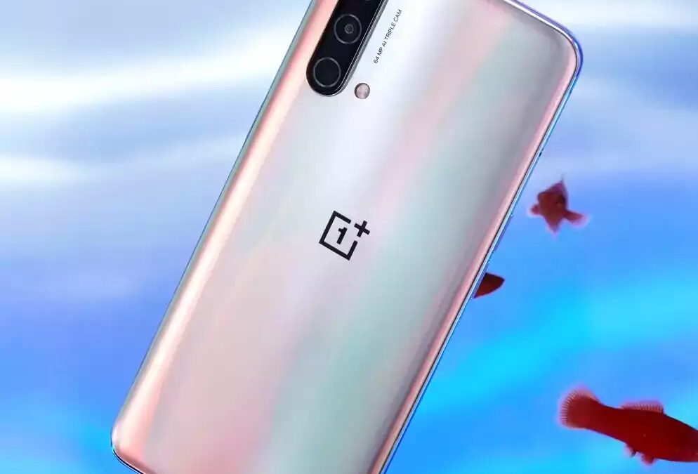 Задняя панель OnePlus Nord CE с тремя камерами и логотипом компании