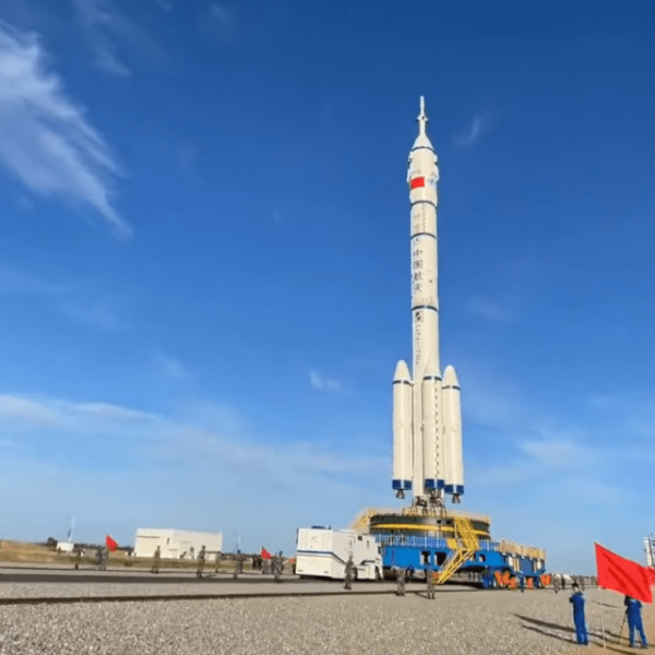 Китай запустил первых космонавтов на новую космическую станцию (shenzhou 12 roll out 01)