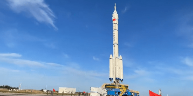 Китай запустил первых космонавтов на новую космическую станцию (shenzhou 12 roll out 01)
