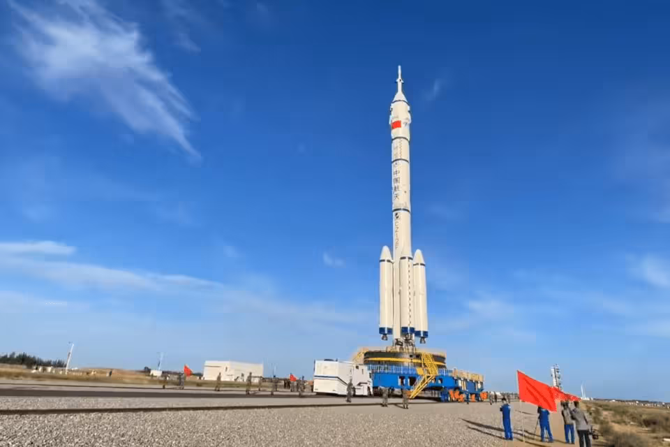 Китай запустил первых космонавтов на новую космическую станцию 2 shenzhou 12 roll out 01