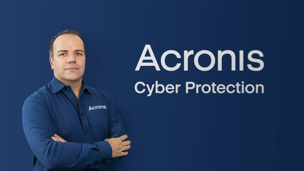 Acronis сменила генерального директора 3 Представитель Acronis в синей рубашке с логотипом на фоне фирмы, фото Патрика Пульвермюллера