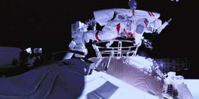 Астронавты Китая совершили первый в своей истории тандемный выход в открытый космос (2613)