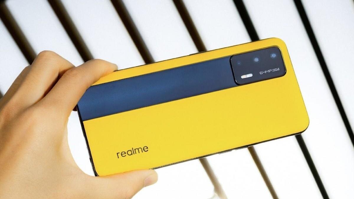 Задняя панель смартфона Realme GT Master Edition в желтом цвете