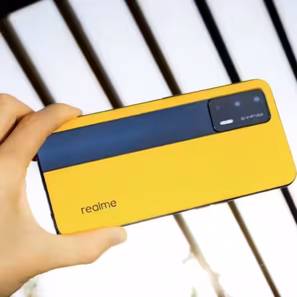 Задняя панель смартфона Realme GT Master Edition в желтом цвете