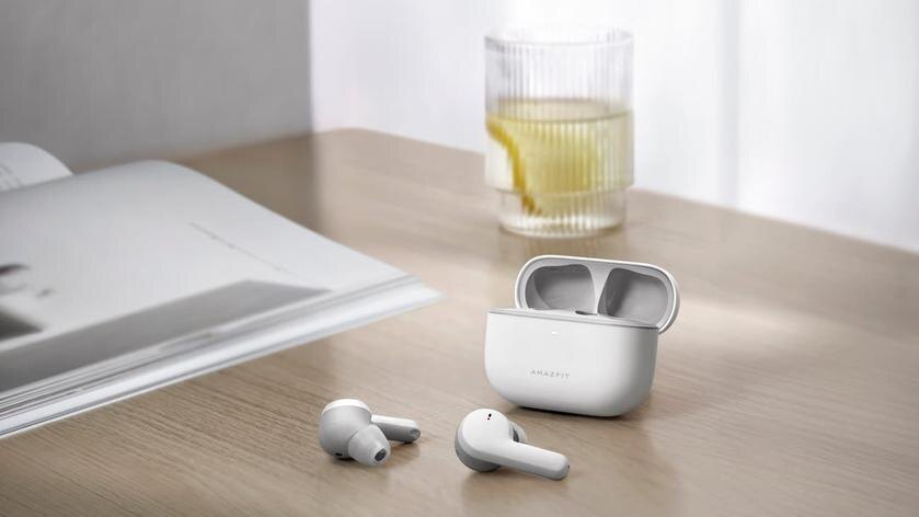 Беспроводные наушники Amazfit PowerBuds Pro с зарядным кейсом на столе