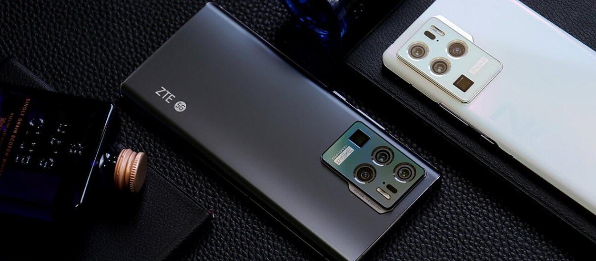 Задняя панель ZTE Axon 30 с камерой и дисплеем