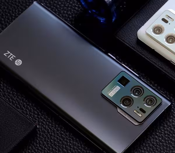 ZTE Axon 30