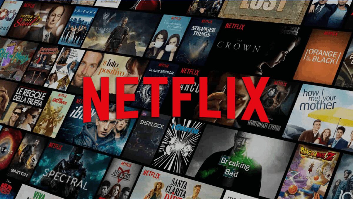 Логотип Netflix на фоне кадров сериалов и фильмов перед запуском облачного игрового сервиса Netflix