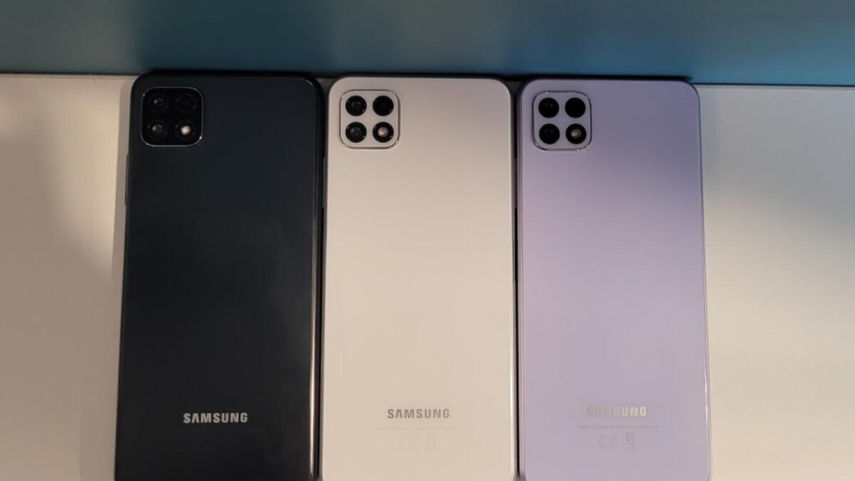 Три смартфона Samsung Galaxy A22 5G разных цветов сзади
