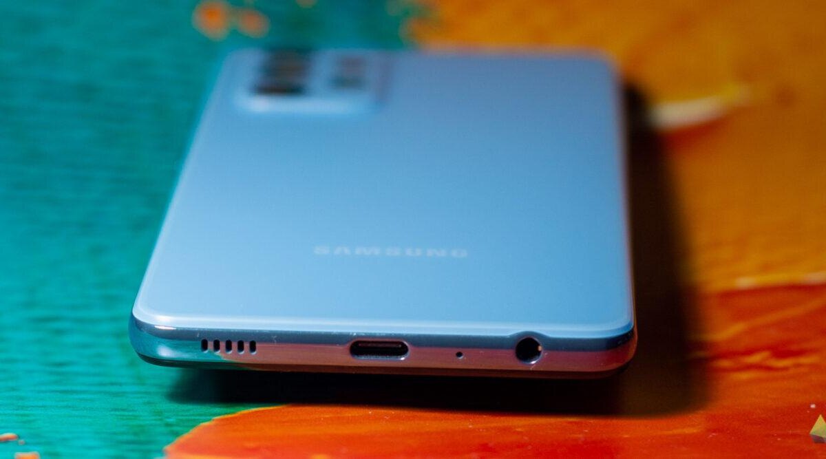 Нижняя часть Samsung Galaxy A52 с разъемом для наушников