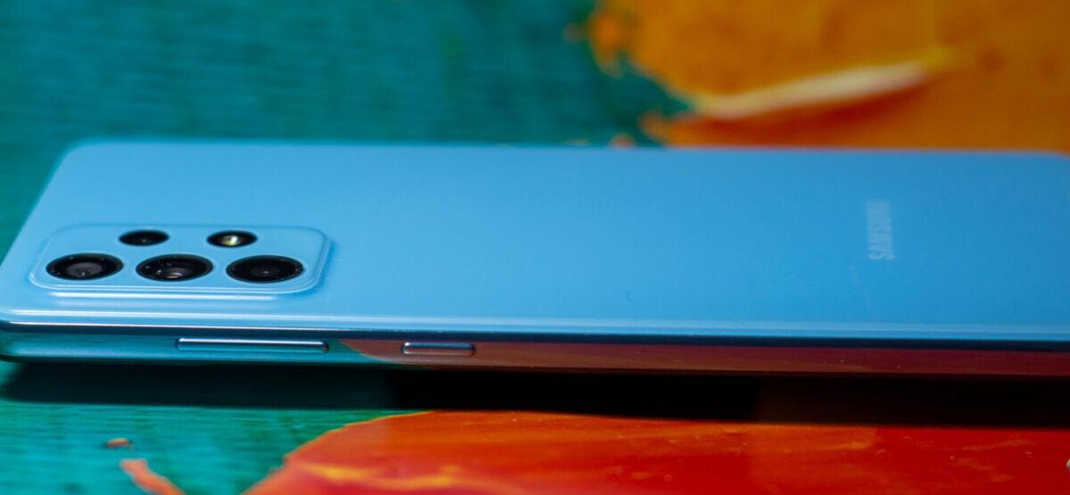 Синий смартфон Samsung Galaxy A52 с четырьмя камерами сбоку