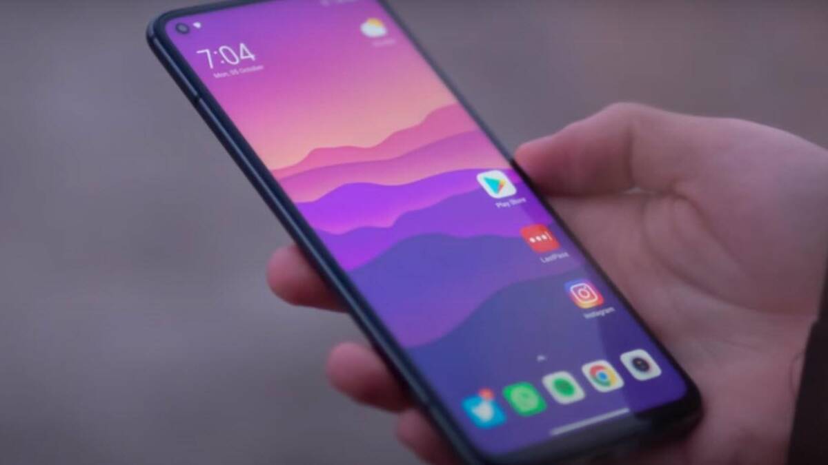 Смартфон Xiaomi Mi 11T Pro в руке с отображением интерфейса