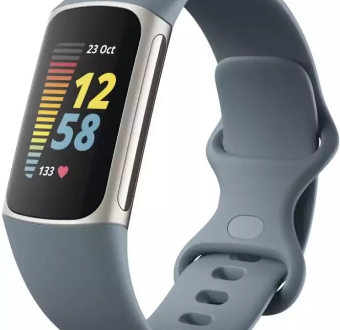 Фитнес-браслет Fitbit Charge 5 дисплей с цифровым интерфейсом