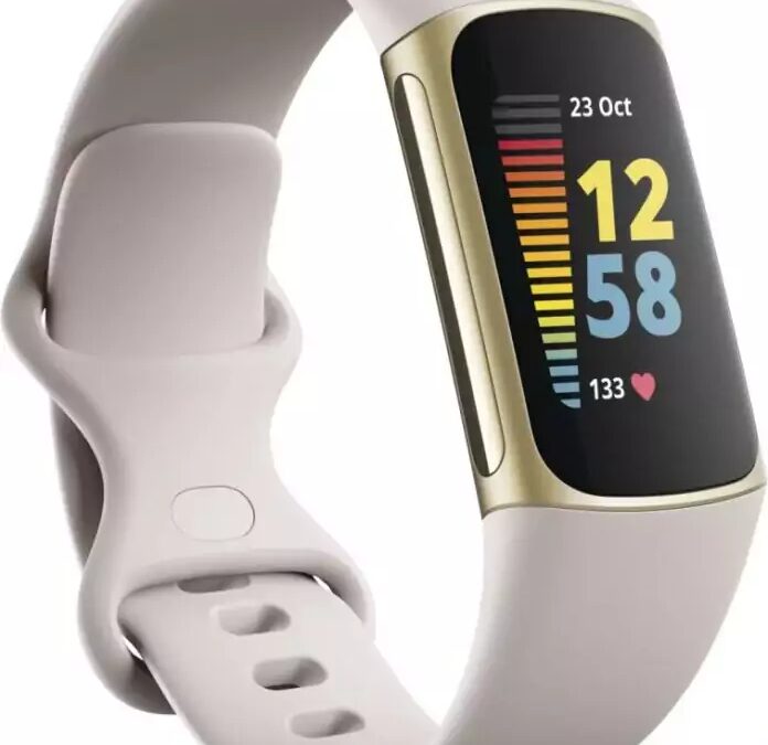 Фитнес-браслет Fitbit Charge 5 с дисплеем и ремешком белого цвета
