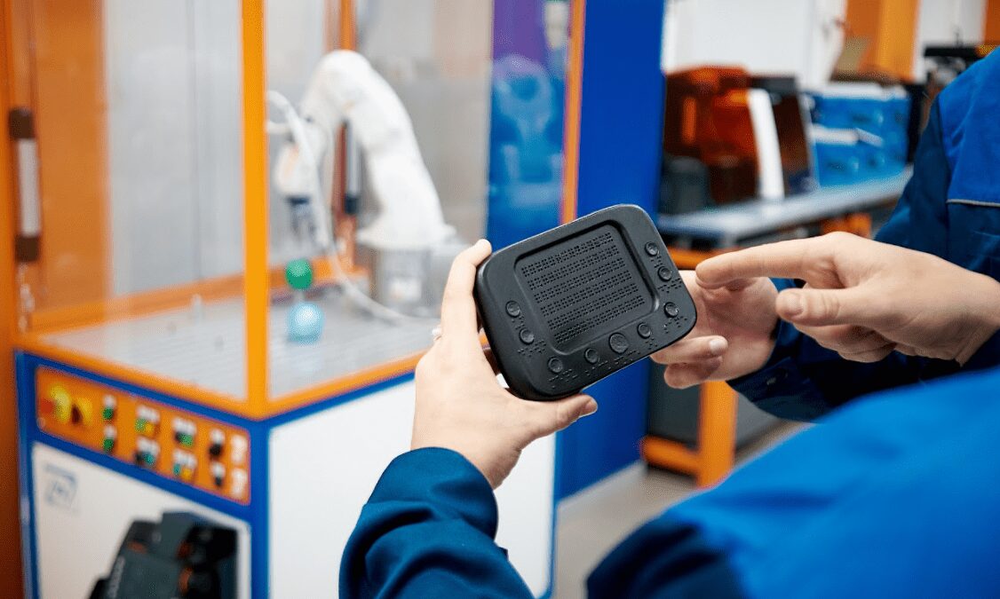 Объявлены национальные победители конкурса молодых изобретателей James Dyson Award 7 Портативный гаджет для демонстраций и управления: дисплей и кнопки на компактном устройстве