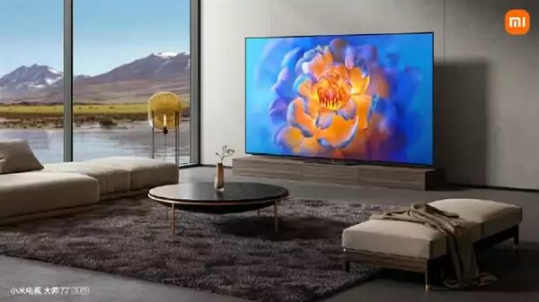 Большой Xiaomi 77-дюймовый телевизор в гостиной с минималистичным дизайном