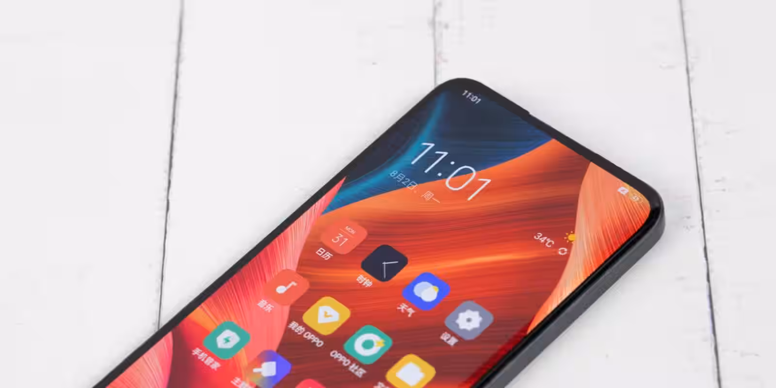 Смартфон OPPO с активным интерфейсом на дисплее и иконками приложений