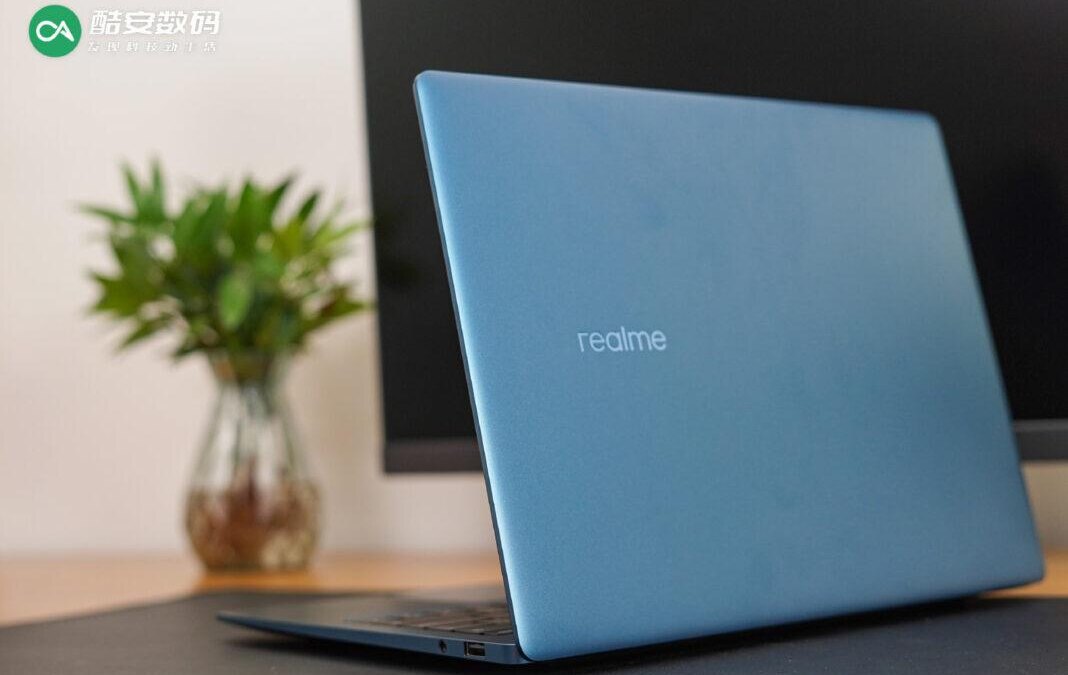 Цветной ноутбук Realme Book Slim со закрытой крышкой