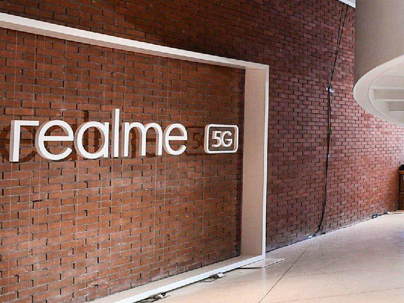 Интерьер офиса Realme с логотипом Realme 5G на кирпичной стене, фото для презентации планшета Realme Pad