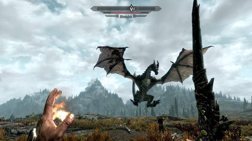 Дракон из The Elder Scrolls V: Skyrim в расширенном издании летит на фоне облачного неба