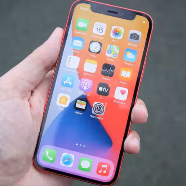 Обзор iPhone с ярким дисплеем: домашний экран и иконки приложений после обновления iOS 14.8