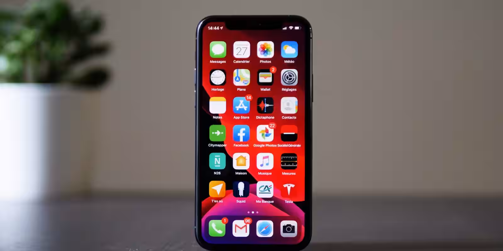 Смартфон iPhone 13 на темном столе в помещении