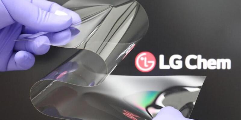LG заявляет, что ее складной дисплей тоньше и менее заметный, чем у конкурентов. (LG Chem foldable display cover film)