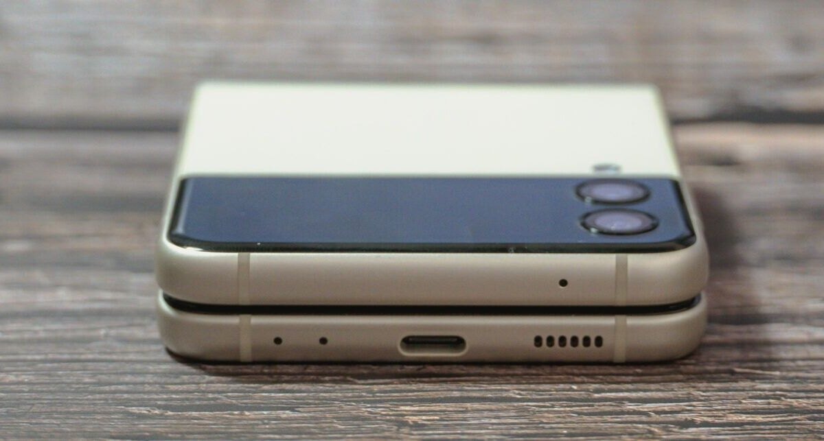 Складной смартфон Samsung Galaxy Z Flip 3 с двойной камерой и портом зарядки