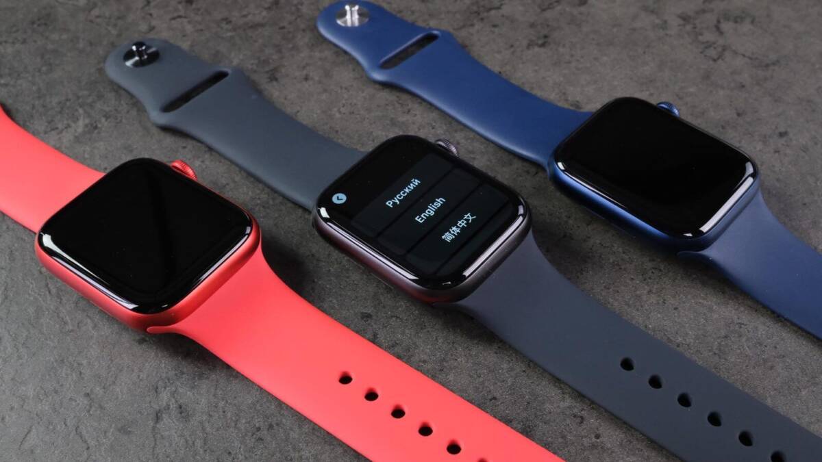 Три Apple Watch Series 7 на столе с открытым интерфейсом на дисплее