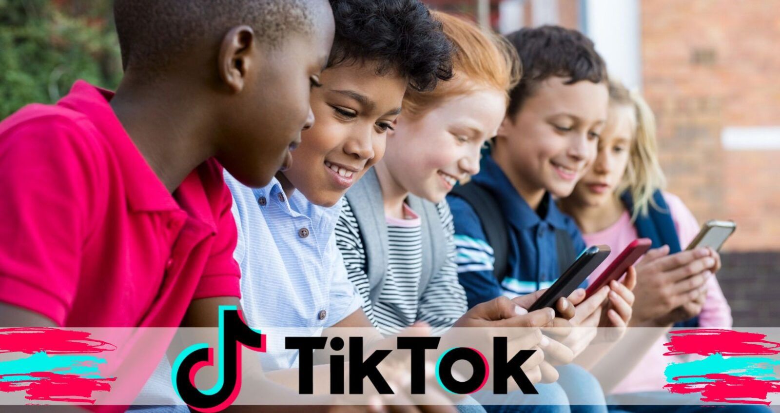 TikTok установил ограничение для юных пользователей на 40 минут в день в Китае (children using smart phone picture id950607434 2)