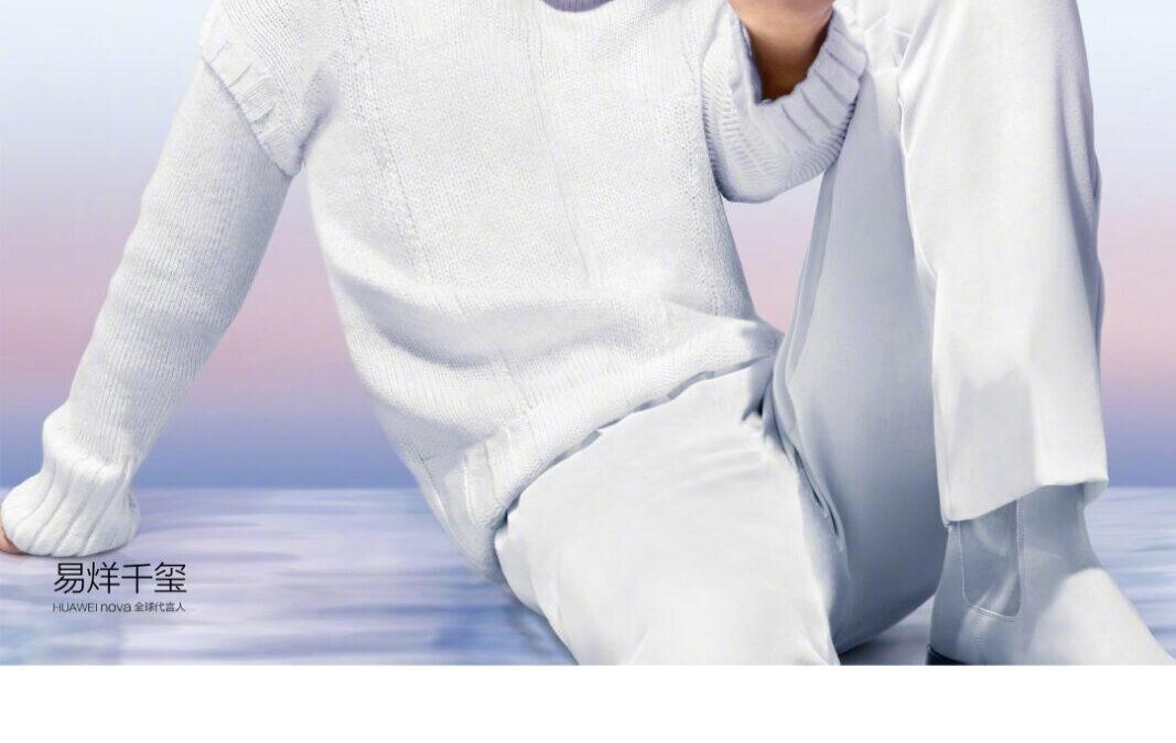 Мужчина держит синий смартфон Huawei Nova 9 в руке