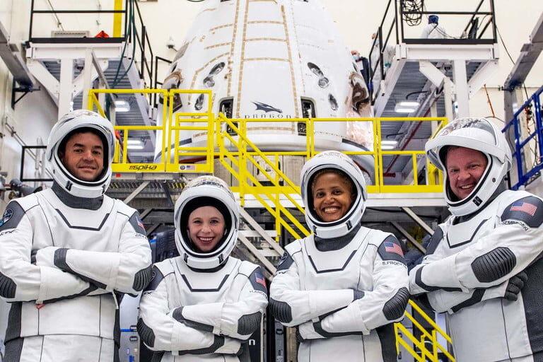 SpaceX готовится к запуску, который отправит на орбиту гражданский экипаж (inspiration4 crew spacex 768x768 6537311)