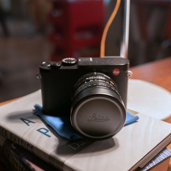 Leica представила «камеру Бонда» — Leica Q2 “007 Edition” (leica nttd behindthescenes onset 02 cnicola dove)