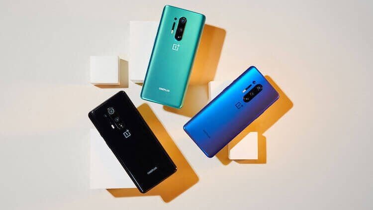 Три смартфона OnePlus и Oppo на белом фоне