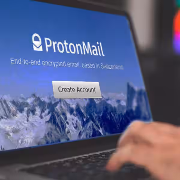 Экран ноутбука с логотипом ProtonMail и кнопкой Создать аккаунт