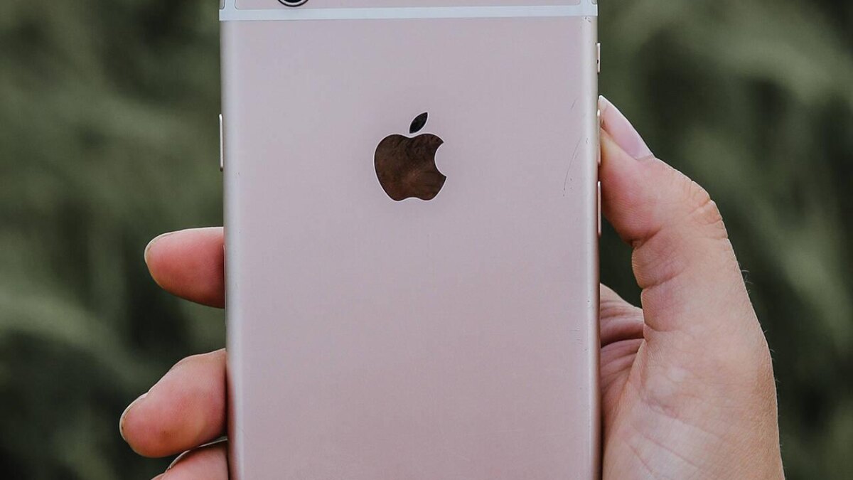 Задняя панель iPhone с логотипом Apple и камерой