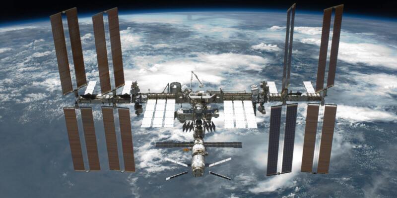 МКС могут отключить к 2024 году — что это значит для космических исследований (sts 134 international space station after undocking 1)