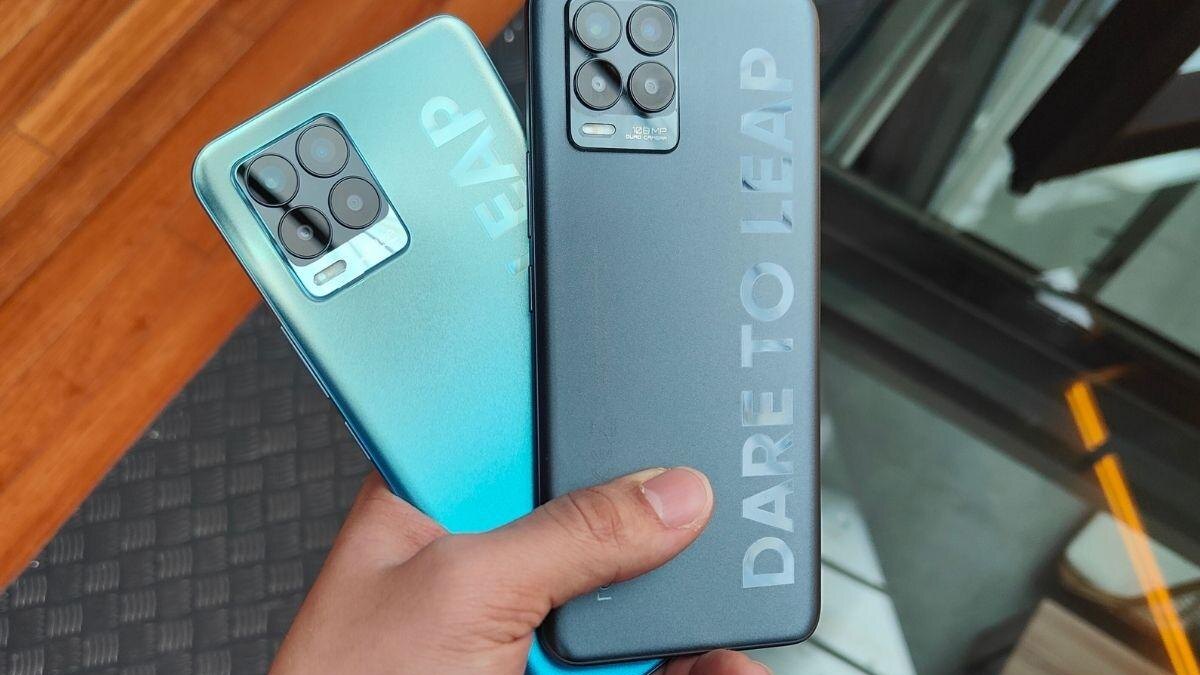 Два смартфона Realme 9 с четырьмя камерами сзади крупным планом