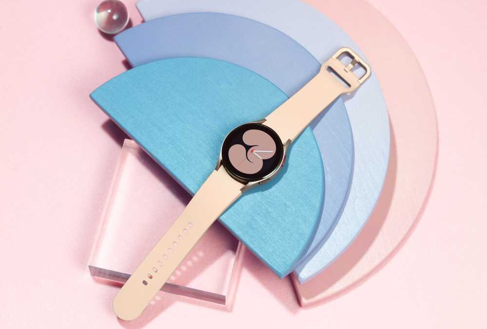 Умные часы Samsung Galaxy Watch4 LTE с светлым ремешком и eSIM на фоне геометрических фигур