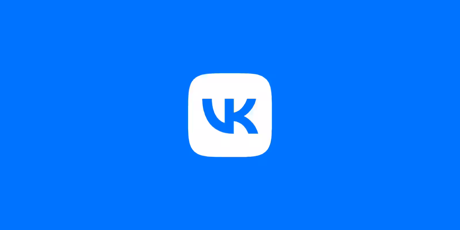 Логотип VK на голубом фоне с белым значком в заглавной графике новости о переименовании Mail.Ru в VK