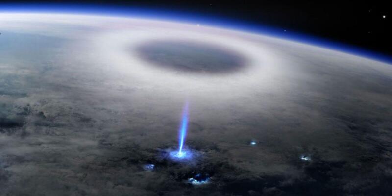Фотография космонавта показывает огромную синюю вспышку в атмосфере Земли (1920x1080)
