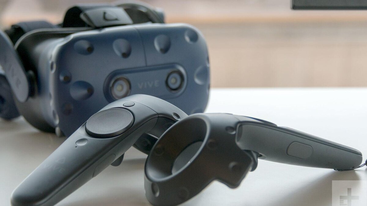 HTC Vive Flow: гарнитура и контроллеры на столе в обзоре HTC Vive Flow