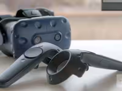 HTC Vive Flow: гарнитура и контроллеры на столе в обзоре HTC Vive Flow