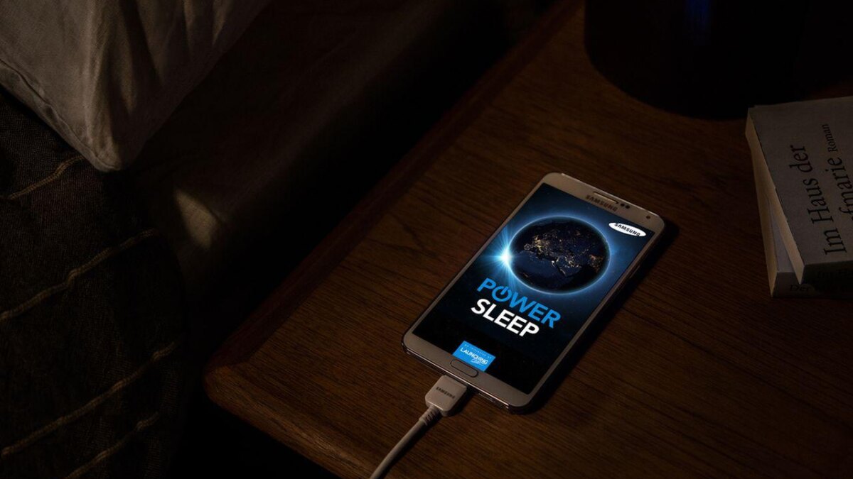 Два изображения циферблатов Samsung Galaxy Watch5, один в темном режиме, другой в светлом режиме